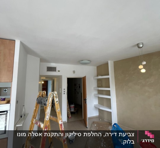 סולם עץ עם כתמי צבע, דלי צבע פתוח